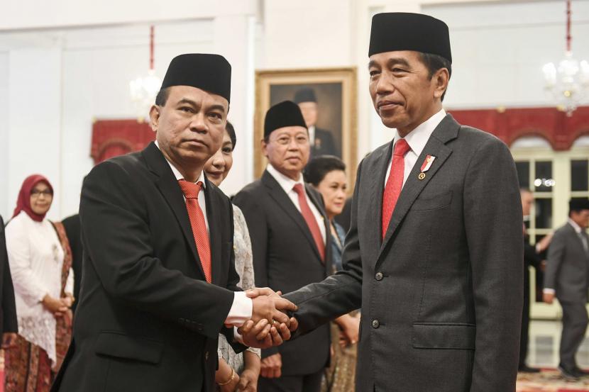 Presiden Joko Widodo (kanan) memberikan ucapan selamat kepada Menteri Komunikasi dan Informatika (Menkominfo) Budi Arie Setiadi usai dilantik sebagai menteri di Istana Negara, Jakarta, Senin (17/7/2023). 