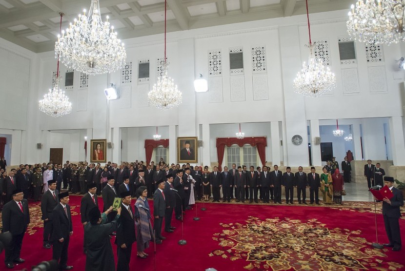 Presiden Joko Widodo (kanan) memimpin pengucapan sumpah dan janji jabatan 12 menteri dan satu kepala badan hasil perombakan Kabinet Kerja Jilid II di Istana Negara, Jakarta, Rabu (27/7). 