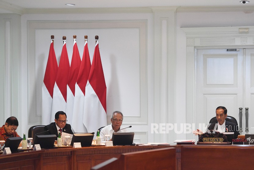 KLHK telah mengantongi nama perusahaan yang bertanggung jawab atas eks galian tambang di ibu kota baru. Foto: Presiden Joko Widodo (kanan) memimpin rapat presentasi desain ibu kota negara baru disaksikan Menteri PPN/Kepala Bappenas Suharso Monoarfa (kiri), Menteri PUPR Basuki Hadimuljono (kedua kanan) dan Mendagri Tito Karnavian (kedua kiri) di Kantor Presiden, Jakarta, Jumat (20/12/2019).