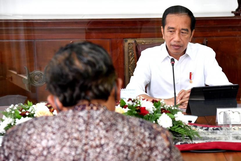 Presiden Joko Widodo (kanan) memimpin rapat terbatas (ratas) untuk membahas persiapan pemilihan umum (pemilu) dan pemilihan kepala daerah (pilkada) serentak tahun 2024 di Istana Bogor, Jawa Barat, Ahad (10/4/2022). 