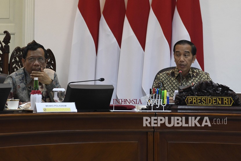 Presiden Joko Widodo (kanan) memimpin rapat terbatas tentang program dan kegiatan bidang politik, hukum dan keamanan di Kantor Presiden, Jakarta, Kamis (31/10/2019).