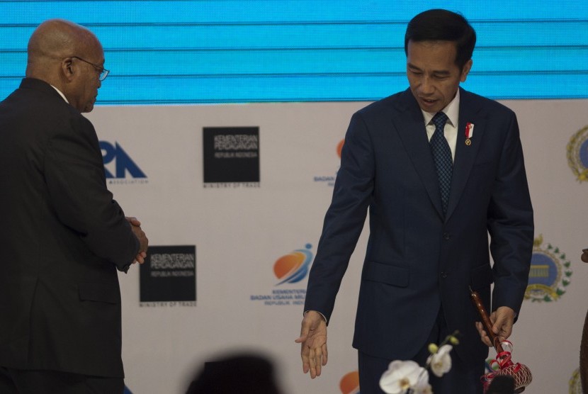 Presiden Joko Widodo (kanan) mempersilakan Presiden Afrika Selatan Jacob Zuma (kiri) saat membuka acara Business Summit dalam rangkaian KTT IORA ke-20 tahun 2017 di Jakarta Convention Center, Jakarta, Senin (6/3).