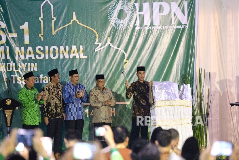 Presiden Joko Widodo (kanan) memukul beduk membuka Mukernas didampingi Ketum PBNU Said Aqil Sirodj, Menag Lukman Hakim Saifuddin, Wagub DKI Djarot Saiful Hidayat, dan Ketum HPN Abdul Kholik (dari kanan) pada pembukaan Mukernas 1 Halaqoh Ekonomi Nasional Himpunan Pengusaha Nahdliyin 2017 di Ponpes Al Tsaqafah, Jakarta, Jumat (5/5).