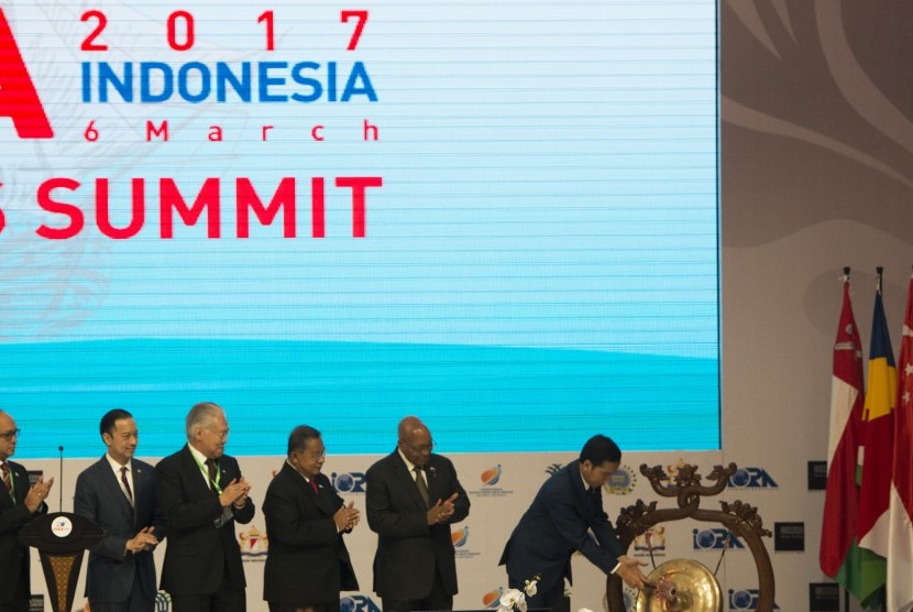 Presiden Joko Widodo (kanan) memukul gong dengan disaksikan Presiden Afrika Selatan Jacob Zuma (kedua kanan), saat membuka acara Business Summit dalam rangkaian KTT IORA ke-20 tahun 2017 di Jakarta Convention Center, Jakarta, Senin (6/3). 