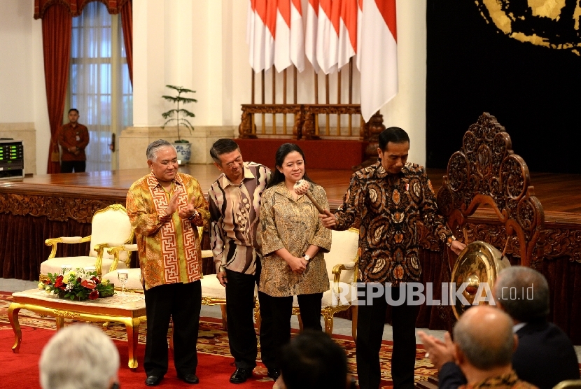 Presiden Joko Widodo (kanan) memukul gong didampingi Ketua CDCC Din Syamsuddin (dari kiri), Pendiri dan Ketua Cheng Ho Multicultural and Education Trust, Malaysia, Tan Sri Lee Kim Yew , dan Menko PMK Puan Maharani pada pembukaan World Peace Forum ke-6 oleh