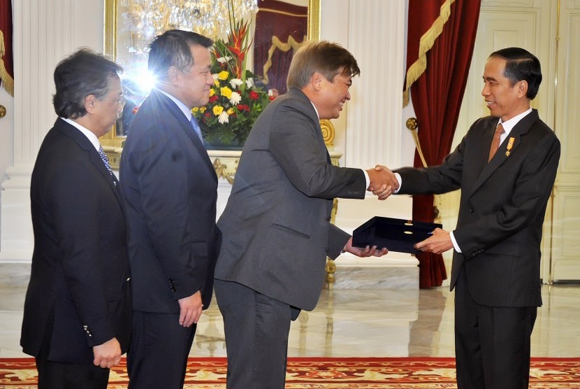 Presiden Joko Widodo menerima delegasi FIFA dan AFC di Istana Merdeka, Jakarta, Senin (2/11).   (Antara/Yudhi Mahatma)