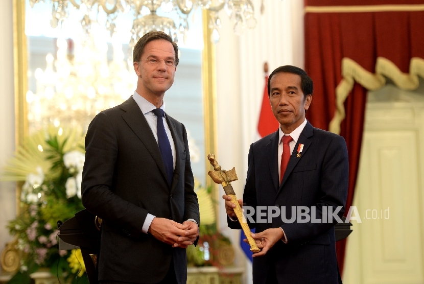 Presiden Joko Widodo (kanan) menerima cenderamata keris dari Perdana Menteri Belanda Mark Rutte saat kunjungan bilateral di Istana Merdeka, Jakarta, Rabu (23/11). 