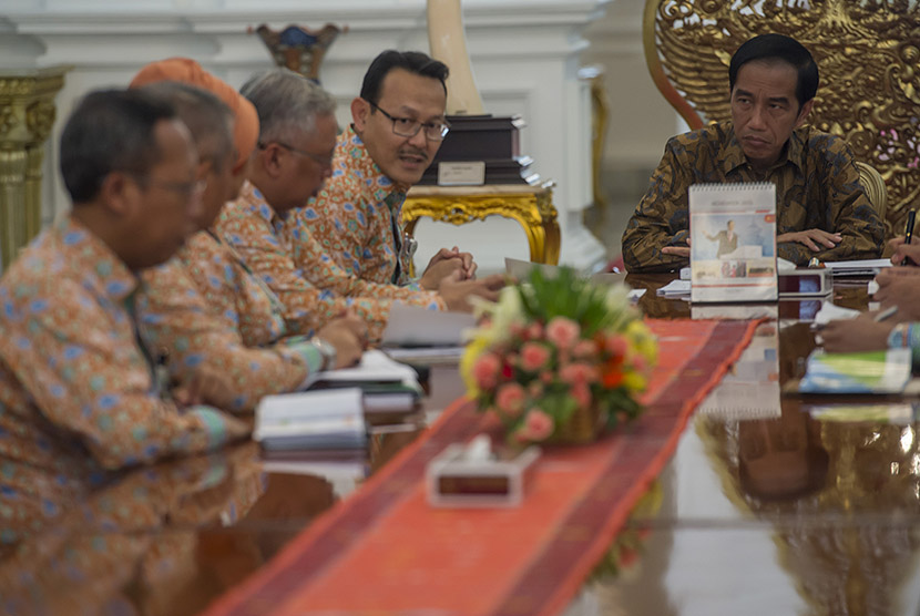 Presiden Joko Widodo (kanan) menerima Dirut BPJS Kesehatan Fachmi Idris (kedua kanan) dan dewan direksi lainnya di Istana Merdeka, Jakarta, Jumat (20/11).