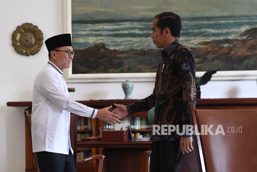 Presiden Joko Widodo (kanan) menerima kedatangan Ketua Umum PAN Zulkifli Hasan (kiri). 