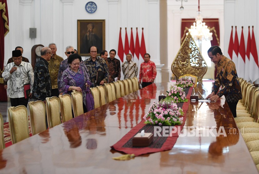 Presiden Joko Widodo (kanan) menerima Ketua Dewan Pengarah Badan Pembinaan Ideologi Pancasila (BPIP) Megawati Soekarnoputri (ketiga kiri) bersama anggota Dewan Pengarah BPIP di Istana Merdeka Jakarta, Kamis (9/5/2019). 