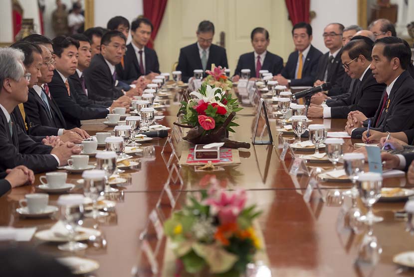 Presiden Joko Widodo (kanan) menerima Ketua Liga Parlemen Jepang-Indonesia Toshihiro Nakai (kedua kiri) bersama delegasi di Istana Negara, Jakarta, Senin (23/11). 