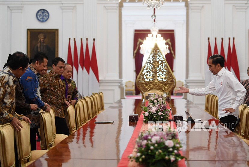 Presiden Joko Widodo (kanan) menerima Ketua MPR Bambang Soesatyo (kedua kiri) bersama wakil pimpinan MPR di Istana Merdeka, Jakarta, Rabu (16/10/2019).