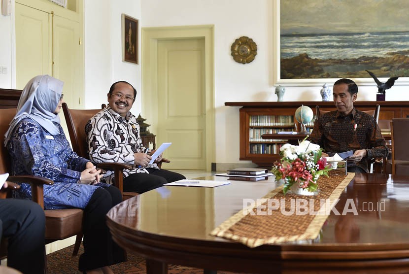 Presiden Joko Widodo (kanan) menerima Ketua Ombudsman Amzulian Rifai (kedua kiri) dan Wakil Ketua Ombudsman Lely Pelitasari Soebekty (kiri) di Ruang Kerja Presiden, Istana Kepresidenan Bogor, Jawa Barat, Kamis (7/12).