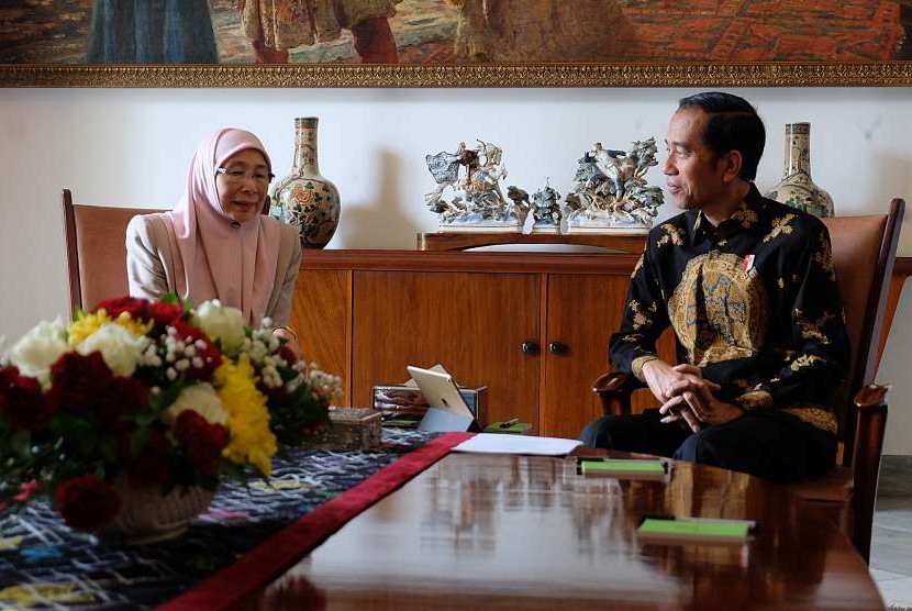 Presiden Joko Widodo (kanan) menerima kunjungan kehormatan Deputi Perdana Menteri Malaysia Dato Seri Wan Azizah Wan Ismail di Istana Bogor, Jawa Barat, Selasa (9/10). 