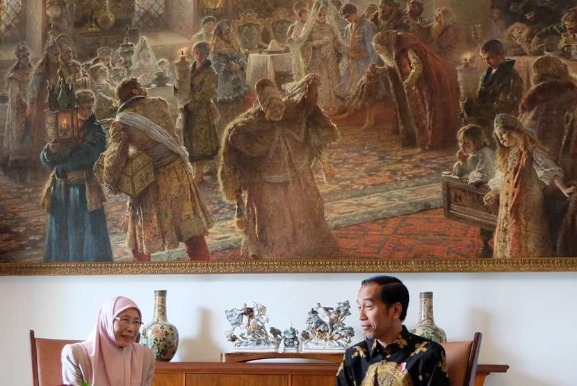 President Joko Widodo (right) receives Malaysian Deputy Prime Minister Dato Seri Wan Azizah Wan Ismail at Bogor Palace, West Java, Tuesday (Oct 9).