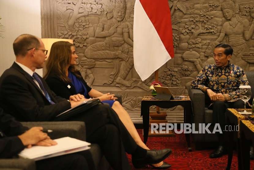 Presiden Joko Widodo (kanan) menerima kunjungan kehormatan Ketua Bersama Yayasan Bill and Melinda Gates, Melinda Gates (kedua kiri) dan rombongan di sela-sela Pertemuan Tahunan IMF - World Bank Group 2018 di Bali Nusa Dua Convention Center, Nusa Dua, Bali, Jumat (12/10). 