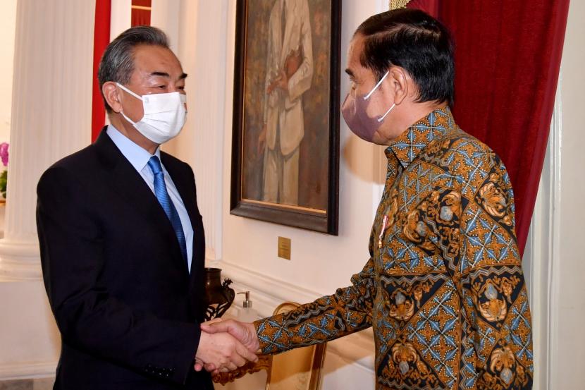 Presiden Joko Widodo (kanan) menerima kunjungan kehormatan Menteri Luar Negeri sekaligus State Councillor China Wang Yi di Istana Merdeka, Jakarta, Senin (11/7/2022). Dalam pertemuan tersebut dibahas sejumlah isu bilateral antara Indonesia dan China, antara lain komitmen kedua negara untuk terus meningkatkan hubungan saling menguntungkan. 