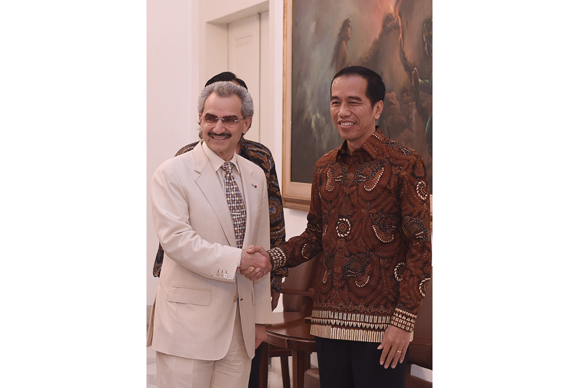 Presiden Joko Widodo (kanan) menerima kunjungan kehormatan Pangeran Kerajaan Arab Saudi Pangeran Alwaleed Bin Talal Bin Abdulaziz Alsaud (kiri) di Istana Kepresidenan Bogor, Jawa Barat, Minggu (22/5). 