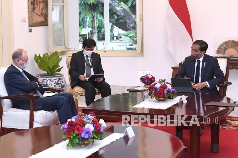 Presiden Joko Widodo (kanan) menerima kunjungan kehormatan Sekretaris Dewan Keamanan Federasi Rusia Nikolay P. Patrushev di Istana Merdeka, Jakarta, Senin (13/12/2021). Indonesia dan Rusia selenggarakan Konsultasi Bilateral bidang keamanan di Jakarta.