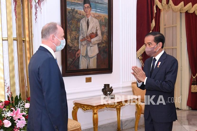 Presiden Joko Widodo (kanan) menerima kunjungan kehormatan Sekretaris Dewan Keamanan Federasi Rusia Nikolay P. Patrushev di Istana Merdeka, Jakarta, Senin (13/12). Dalam pertemuan tersebut Presiden Joko Widodo menyampaikan prioritas Indonesia dalam Presidensi G20.