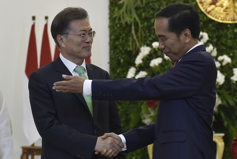 Presiden Joko Widodo (kanan) menerima kunjungan kenegaraan Presiden Korea Selatan (Korsel) Moon Jae-in di Istana Kepresidenan Bogor, Jawa Barat, Kamis (9/11). 