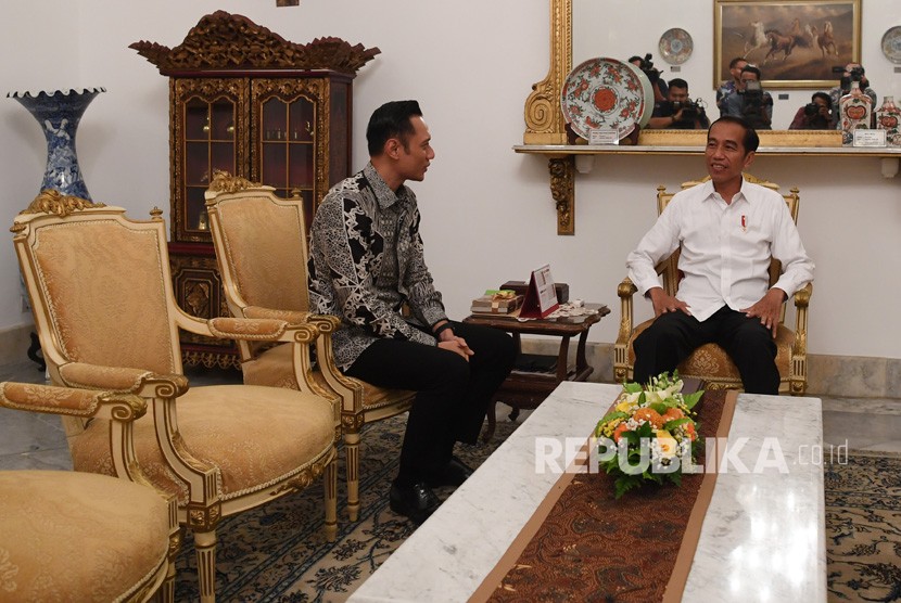 Presiden Joko Widodo (kanan) menerima kunjungan Komandan Komando Satuan Tugas Bersama (Kogasma) Partai Demokrat Agus Harimurti Yudhoyono (AHY) di Istana Merdeka, Jakarta, Kamis (2/5/2019).