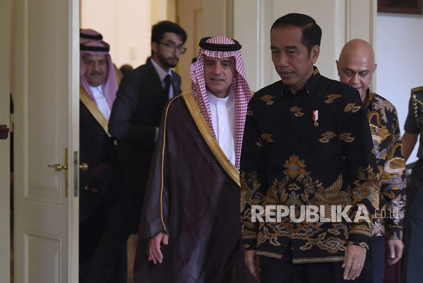 President Joko Widodo (right) receives Saudi Foreign Minister Adel al-Jubeir (third left) at Bogor Palace, West Java, Monday (Oct 22). 