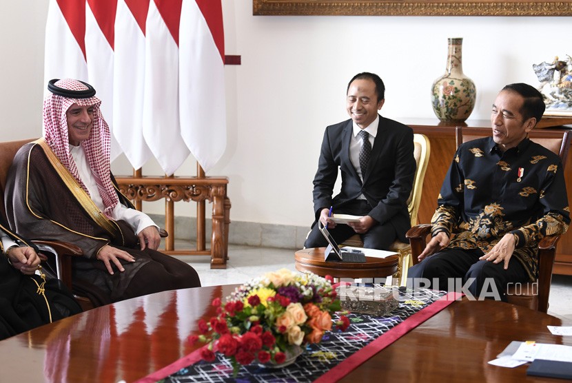 Presiden Joko Widodo (kanan) menerima kunjungan Menteri Luar Negeri Arab Saudi Adel al-Jubeir (kiri) di Istana Bogor, Jawa Barat, Senin (22/10/2018).