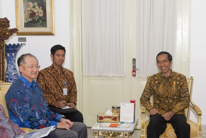 Presiden Joko Widodo (kanan) menerima kunjungan Presiden Bank Dunia (World Bank) Jim Yong Kim (kiri) di Istana Merdeka, Jakarta, Rabu (20/5).