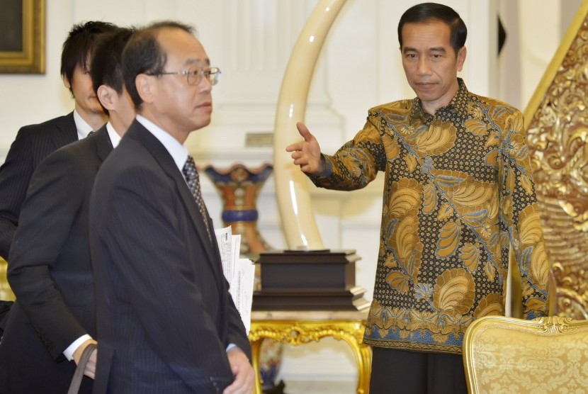 Presiden Joko Widodo (kanan) menerima kunjungan Utusan Khusus Perdana Menteri Jepang Hiroto Izumi (kiri) di Istana Merdeka, Jakarta, Jumat (10/7). 