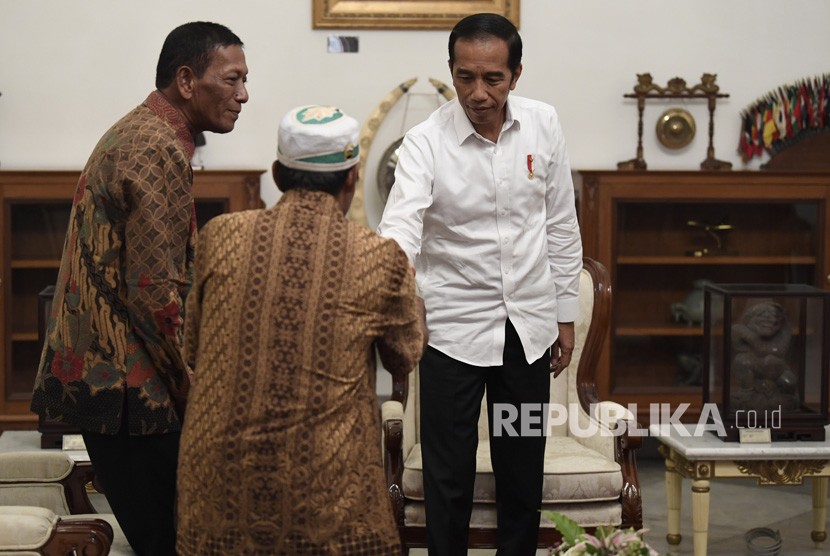 Presiden Joko Widodo (kanan) menerima pedagang kaki lima yang menjadi korban penjarahan saat aksi 22 Mei, Abdul dan Ismail di Istana Merdeka, Jakarta, Jumat (24/5/19). 