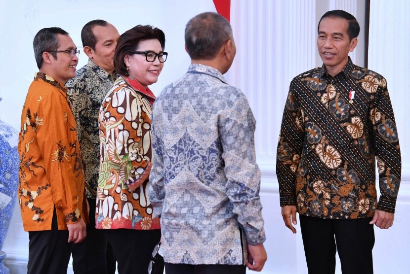 Presiden Joko Widodo (kanan) menerima pimpinan Komisi Pemberantasan Korupsi (KPK) Agus Rahardjo (kedua kanan), Basaria Panjaitan (tengah), Saut Situmorang (kedua kiri), dan Alexander Marwata (kiri) di Istana Merdeka, Jakarta, Jumat (5/5). 