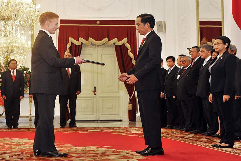 Presiden Joko Widodo (kanan) menerima surat kepercayaan dari Duta Besar Luar Biasa dan Berkuasa Penuh (LBBP) Uni Eropa Vincent Guerrend (kiri) di Istana Merdeka, Jakarta, Jumat (13/11).