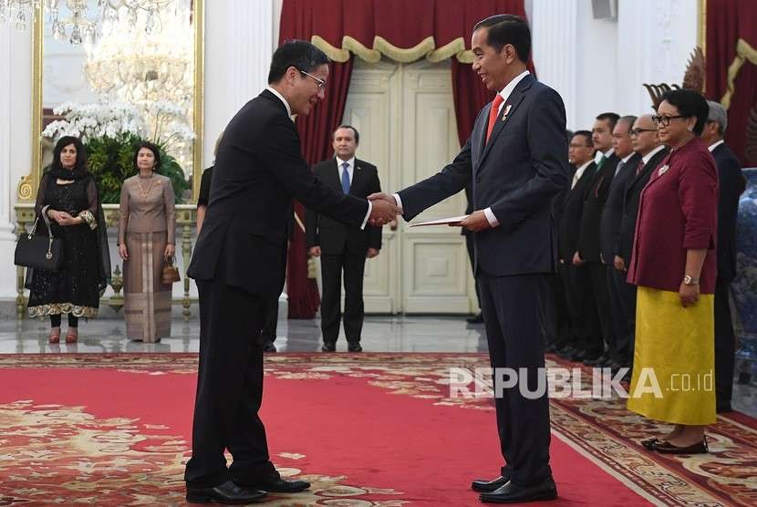 Presiden Joko Widodo (kanan) menerima surat kepercayaan Duta Besar Luar Biasa dan Berkuasa Penuh (LBBP) Republik Sosialis Vietnam untuk Indonesia Pham Vinh Quang (kiri) di Istana Merdeka, Jakarta, Senin (13/8). 