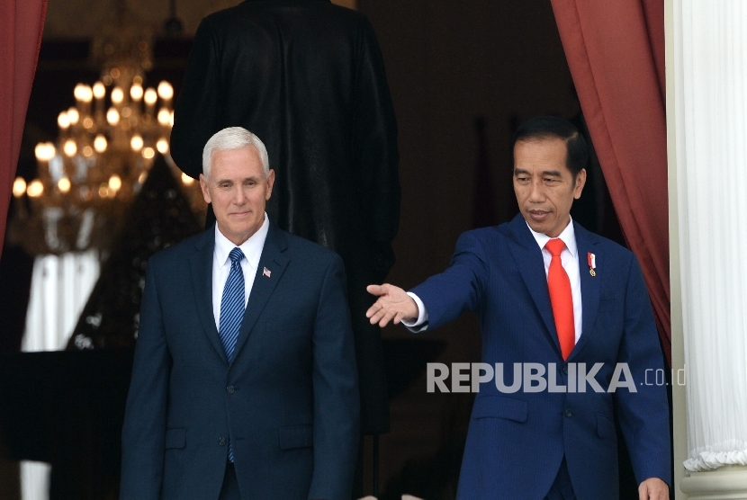 Presiden Joko Widodo (kanan) menerima Wakil Presiden AS Mike Pence saat kunjungan kenegaraan di Beranda Istana Merdeka, Jakarta, Kamis (20/4).