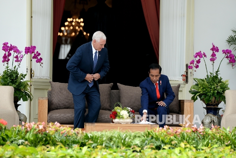 President Joko Widodo (right) was talking to U.S. Vice President Mike Pence in Merdeka Palace veranda, Jakarta, Thursday (April 20).