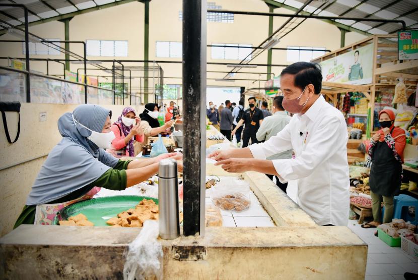 Presiden Joko Widodo (kanan) mengecek harga dan ketersediaan sejumlah bahan kebutuhan pokok masyarakat di Pasar Rakyat Desa Tempurejo, Kecamatan Tempuran, Kabupaten Magelang, Jawa Tengah.