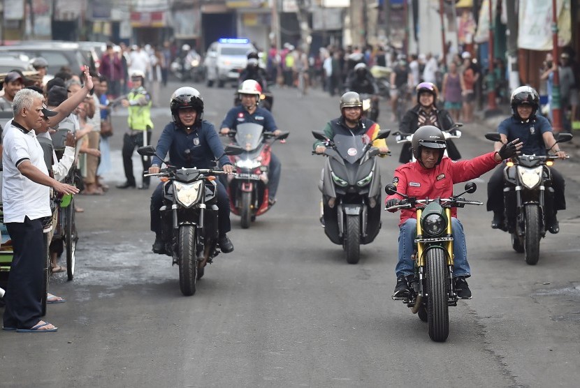 Presiden Joko Widodo (kanan) mengendarai motor menuju Pasar Anyar, Tangerang, Banten, Minggu (4/11/2018). Presiden blusukan ke pasar untuk mengecek harga kebutuhan pokok dan mencocokkan dengan angka inflasi. 