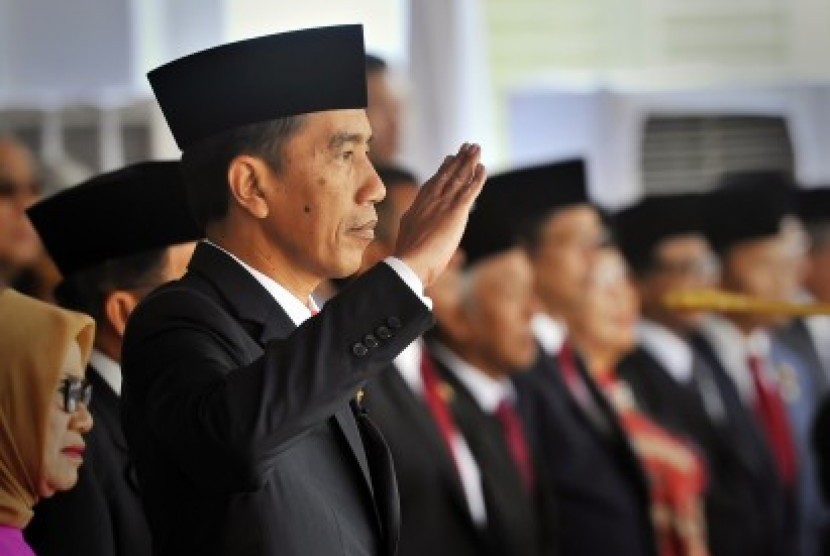 Presiden Joko Widodo (kanan) menghormat saat pengibaran Bendera Merah Putih dalam Upacara Peringatan Detik-detik Proklamasi 17 Agustus di Halaman Istana Merdeka, Jakarta, Senin (17/8). Seluruh rakyat Indonesia memperingati HUT ke-70 Kemerdekaan RI. 