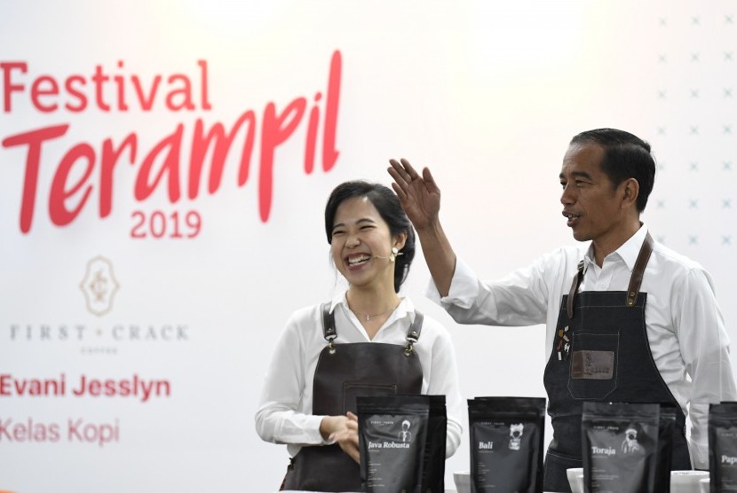 Presiden Joko Widodo (kanan) mengikuti kelas kopi dalam Festival Terampil di Jakarta, Sabtu (9/2/2019). 