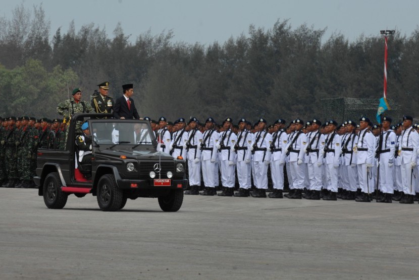 Presiden Joko Widodo (kanan) menginspeksi pasukan pada Upacara HUT TNI ke-70 di Pelabuhan Indah Kiat Merak, Banten, Senin (5/10).