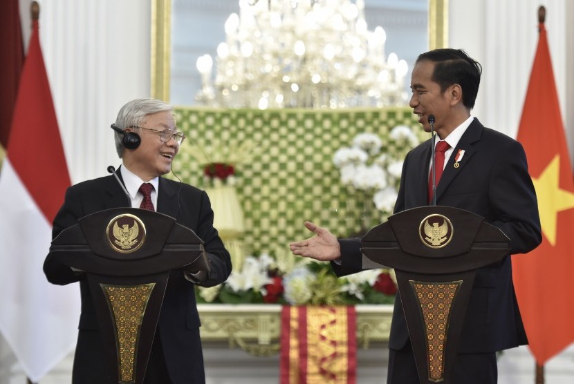 President Joko Widodo (right) and Secretary General of the Socialist Republican Party of Vietnam Nguyen Phu Trong hold a press conference at Merdeka Palace, Jakarta, on Wednesday (August 23). 
