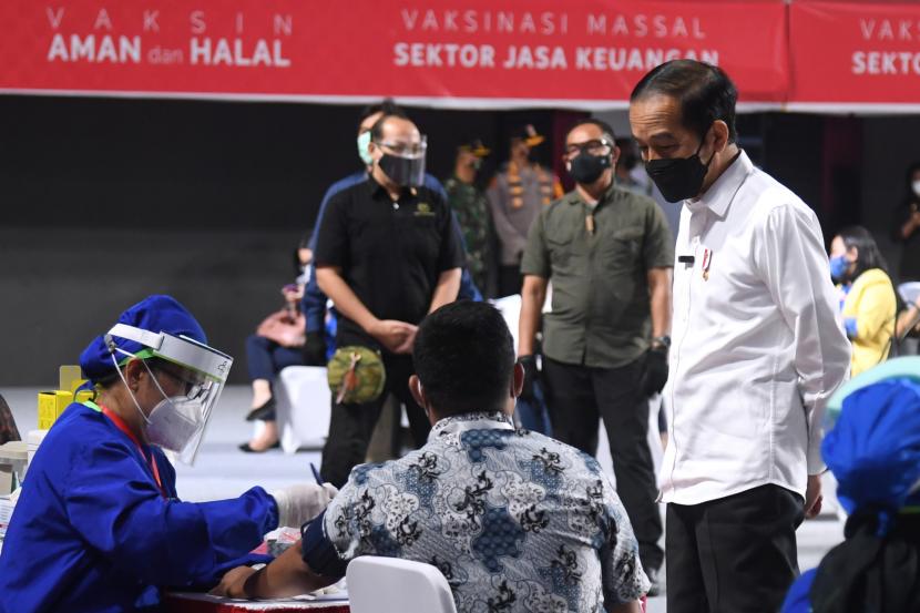 Presiden Joko Widodo (kanan) meninjau pelaksanaan vaksinasi massal (ilustrasi)