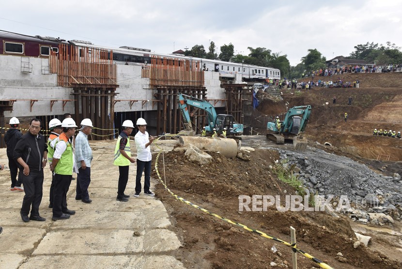 Presiden Joko Widodo (kanan) meninjau proyek pembangunan tol Bogor-Ciawi-Sukabumi (Bocimi) di Cigombong, Kabupaten Sukabumi, Jawa Barat, Minggu (8/4).