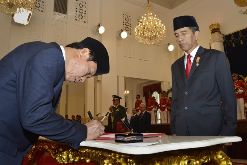 Presiden Joko Widodo (kanan) menyaksikan pendandatanganan dokumen pelantikan Kepala BIN Sutiyoso (kiri) usai mengucapkan sumpah jabatan di Istana Merdeka, Jakarta, Rabu (8/7). (Antara/Yudhi Mahatma)