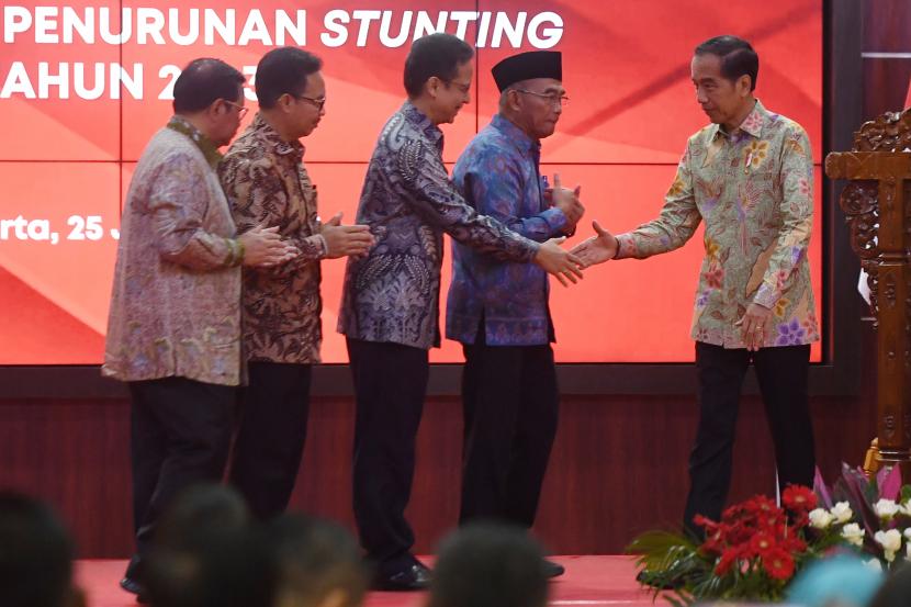 Presiden Joko Widodo (kanan) menyalami Menko PMK Muhadjir Effendy (keempat kiri), Menteri Kesehatan Budi Gunadi Sadikin (ketiga kiri), Kepala BKKBN Hasto Wardoyo (kedua kiri), dan Sekretaris Kabinat Pramono Anung (kiri) usai membuka Rapat Kerja Nasional (Rakernas) Badan Kependudukan dan Keluarga Berencana Nasional (BKKBN) di Jakarta, Rabu (25/1/2023). Rakernas BKKBN itu membahas tentang strategi pembangunan keluarga, kependudukan, dan keluarga berencana (Bangga Kencana) serta program percepatan penurunan stunting 2023. 
