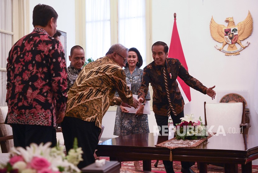 Presiden Joko WIdodo (kanan) menyalami panitia seleksi (pansel) calon pimpinan (capim) KPK disaksikan Ketua Pansel Yeti Garnasih (kedua kanan) di Istana Merdeka Jakarta, Senin (2/9/2019).