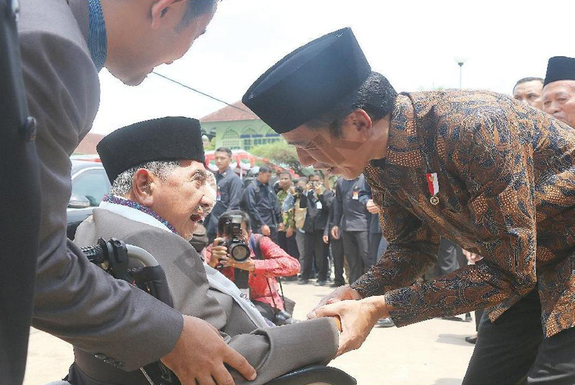  Presiden Joko Widodo (kanan) menyalami pimpinan Pondok Modern Darussalam Gontor, KH Abdullah Syukri Zarkasyi, di Ponorogo, Jawa Timur, Senin (19/9).