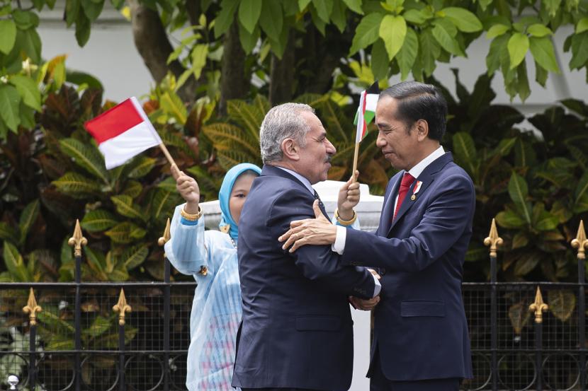 Presiden Joko Widodo (kanan) menyambut kedatangan Perdana Menteri Palestina Mohammad IM Shtayyeh di Istana Kepresidenan Bogor, Jawa Barat, Senin (24/10/2022). Presiden Joko Widodo menerima kunjungan kenegaraan Perdana Menteri Palestina Mohammad IM Shtayyeh. 