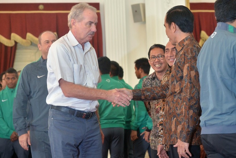 Presiden Joko Widodo (kanan) menyambut Pelatih Tim Nasional Sepakbola Indonesia Piala AFF Alfred Riedl (kiri) saat dijamu di Istana Merdeka, Jakarta, Senin (19/12).